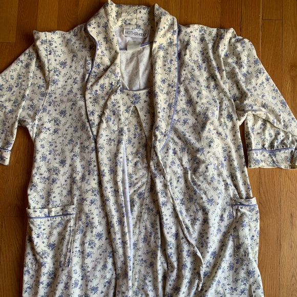 Maternity Gown & Robe - Picture 2 of 10